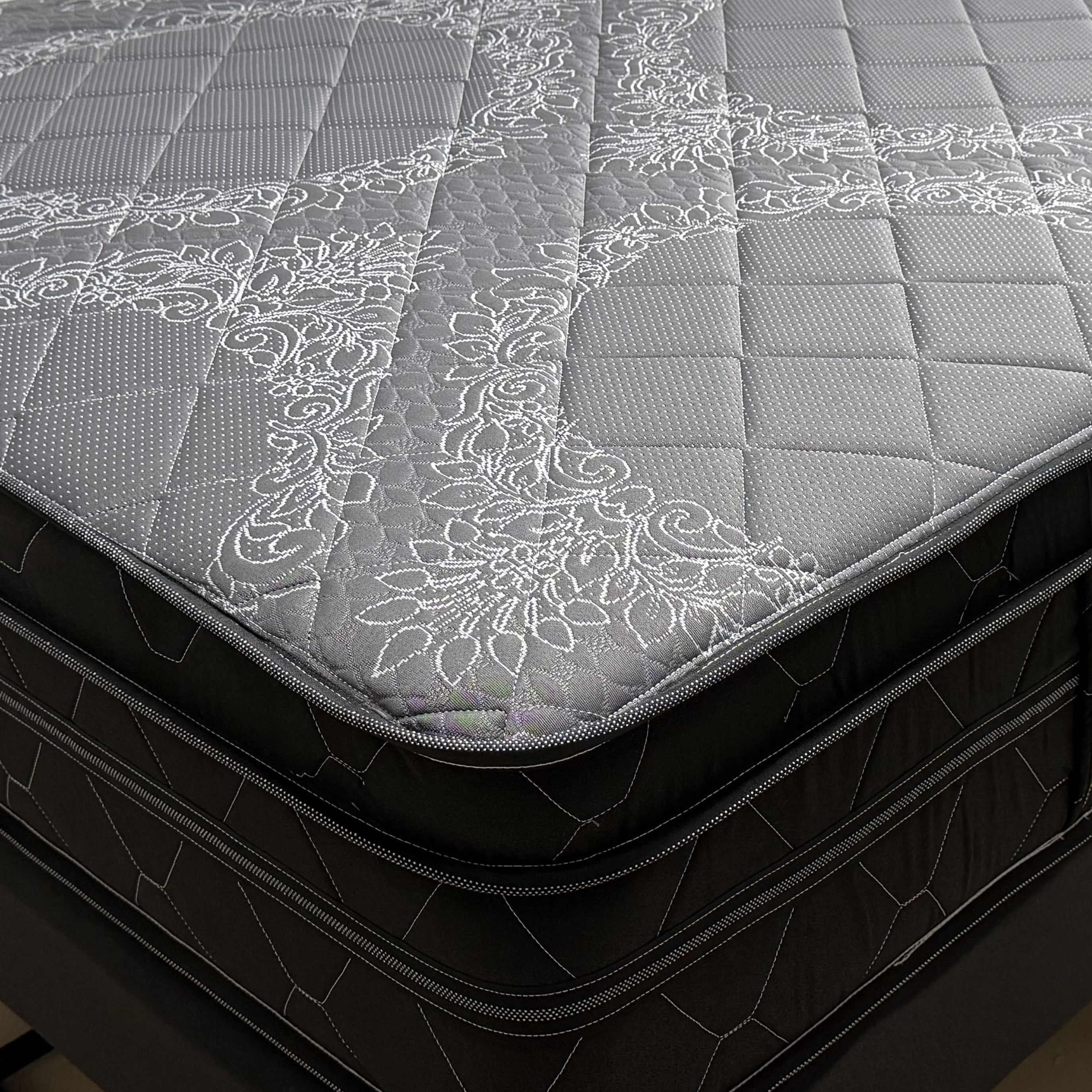 Logo estudio creativo gradiente y minimalista fucsia y negro (4)